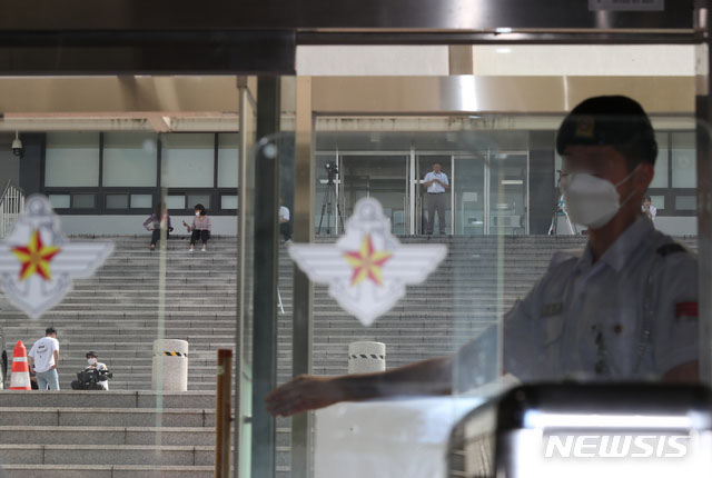 ▲ 검찰의 국방부 전산정보원 압수수색을 기다리는 취재진들. ⓒ뉴시스. 무단전재 및 재배포 금지.