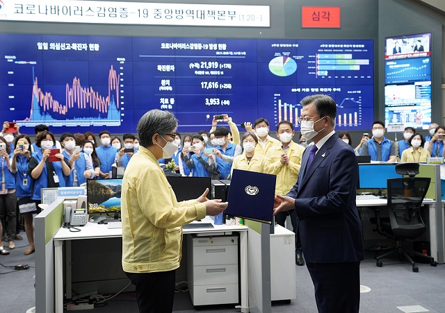 ▲ 정은경 초대 질병관리청장에게 임명장을 수여하는 문재인 대통령. ⓒ청와대