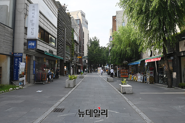 ▲ 수도권의 사회적 거리두기 2.5단계 조치가 2단계로 하향조정 이틀째인 15일 오후 서울 종로구 인사동 거리가 썰렁한 모습을 보이고 있다. ⓒ박성원 기자