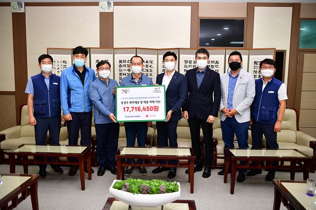 ▲ 월성원자력본부(본부장 노기경)는 임직원들이 자발적으로 반납한 임금 1700여만원을 경북사회복지공동모금회에 전달했다.ⓒ월성본부