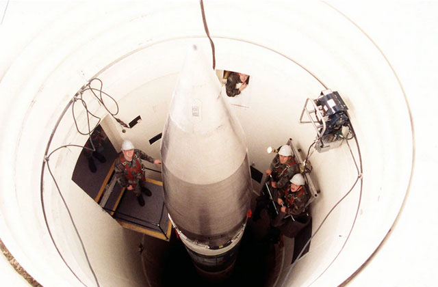 ▲ 와이오밍주 소재 워렌 미공군 기지의 사일로에서 ICBM '미니트맨 Ⅲ' 유지보수 작업을 하는 모습. ⓒ미공군 국립박물관 공개사진.