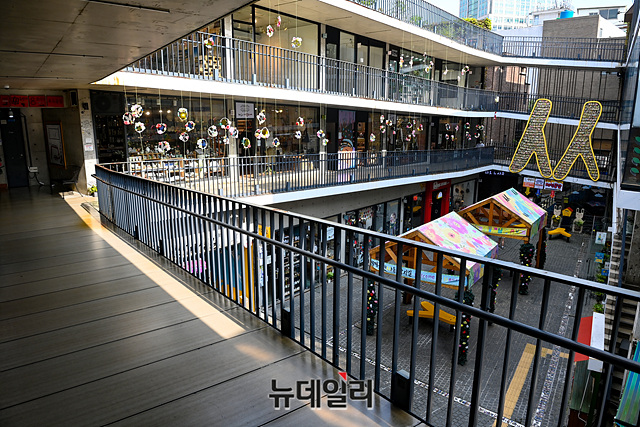 ▲ 수도권의 사회적 거리두기 2.5단계 조치가 2단계로 하향조정 이틀째인 15일 오후 서울 종로구 인사동 쌈지길이 썰렁한 모습을 보이고 있다. ⓒ박성원 기자