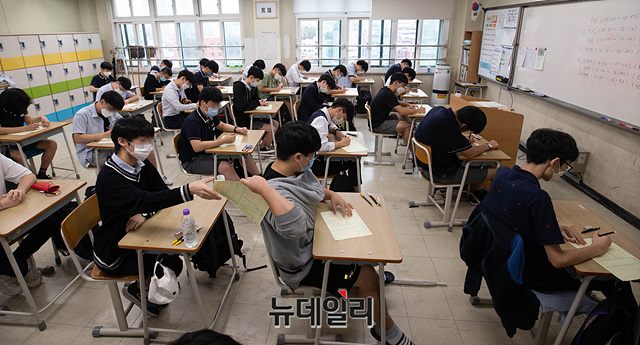 ▲ 2021학년도 수능 9월 모의평가가 실시된 16일 오전 서울 용산구 용산고등학교에서 고3 수험생들이 시험지를 배부받고 있다. ⓒ공동사진취재단