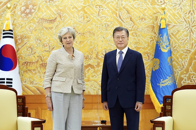 ▲ 문재인 대통령이 16일 오후 청와대에서 세계지식포럼 참석차 방한한 테리사 메이 전 영국 총리를 접견, 기념촬영을 하고 있다. ⓒ뉴시스