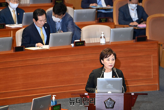 ▲ 김현미 국토교통부 장관이 7월23일 오후 국회 본회의장에서 열린 제380회국회(임시회) 제5차 본회의 경제 분야 대정부질문에서 의원들의 질의에 답하고 있다. 뒤에는 정세균 국무총리. ⓒ박성원 기자