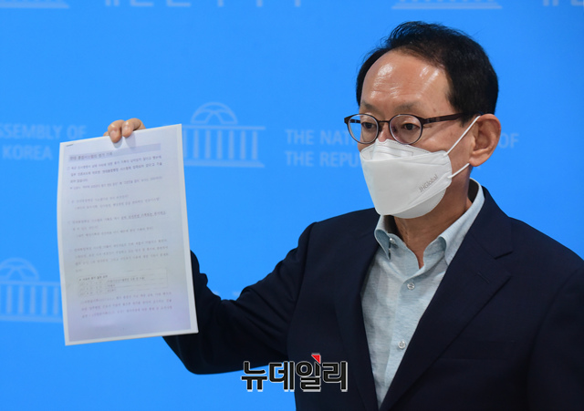 ▲ 김도읍 국민의힘 국회 법제사법위원회 간사와 유상범 의원이 지난 10일 오후 국회 소통관에서 추미애 법무부 장관 아들 탈영 의혹 관련 면담 일지 및 대응 문건 관련 기자회견을 마치고 기자들의 질문에 답하고 있다.ⓒ뉴데일리