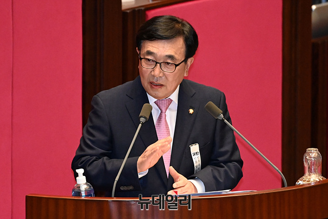 ▲ 서병수 국민의힘 의원(부산 부산진구갑)이 내년 4월 치러지는 부산시장 보궐선거 출마 의사를 밝히면서 지역 정가가 요동치고 있다. 사진은 제380회국회 제5차 본회의에서 경제 분야 대정부질문 증인 서병수 의원의 모습. ⓒ박성원 기자