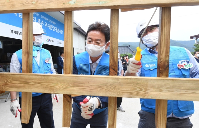 ▲ 이철우 경북도지사(중간)가 16일 안동시 임하면에 소재한 임시재 어르신의 오래된 주택을 찾아 주거개선에 나섰다.ⓒ경북도