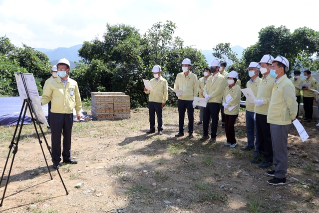 ▲ 이번 임시회 기간 중 청도군의회 의원들이 용산리 배수지 설치공사 현장을 찾아 현장점검을 실시했다.ⓒ청도군의회