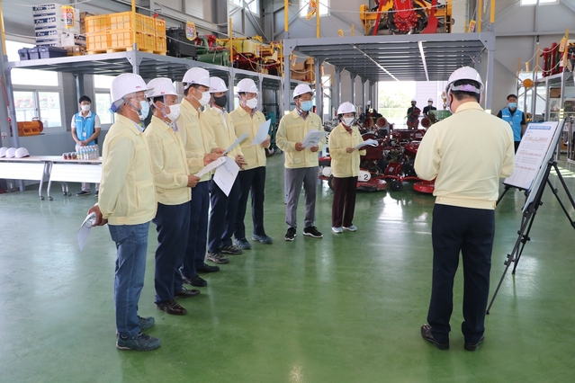 ▲ 청도군의회 의원들은 청도군농기계임대사업소에서 관계자 설명을 듣고 효율적인 대안을 제시했다.ⓒ청도군의회