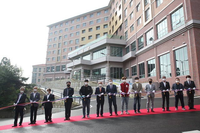 ▲ 유재원 총장(가운데)과 교직원들이 16일 국제관 개관식에서 테이프 커팅을 하고 있다.ⓒ한국영상대
