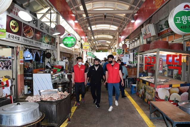 ▲ 김천시는 지난 15일 코로나19로 어려움을 겪고 있는 전통시장에 활력을 불어넣기 위한 중소벤처기업부 2021년도 전통시장 활성화 지원사업 공모에 3개 사업이 선정돼 국비 약 7억원을 확보했다.ⓒ김천시