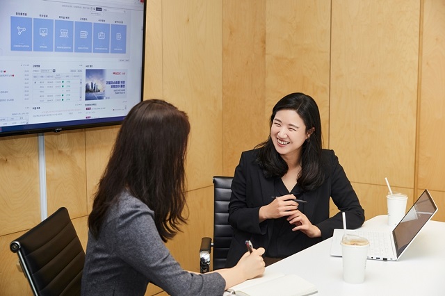 ▲ HDC현대산업개발 팀장과 매니저가 H-PIC 프로그램을 진행하고 있는 모습.ⓒHDC현대산업개발