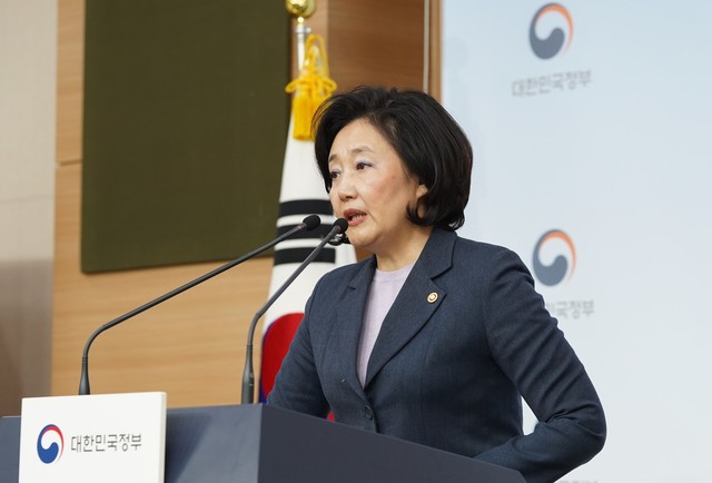 ▲ 박영선 중기부장관은 17일 열린 '비상경제 중앙대책본부 회의'에서 소상공인 디지털 전환정책을 제시했다 ⓒ중기부 제공