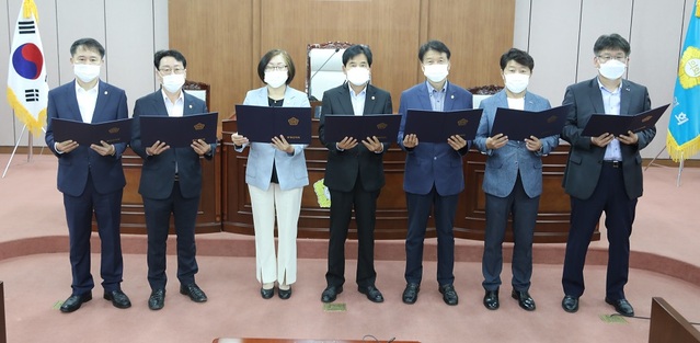 ▲ 증평군의회 의원들이 17일 한국철도공사 충북지역본부 통폐합과 관련해 반대성명을 발표하고 있다.ⓒ증평군의회