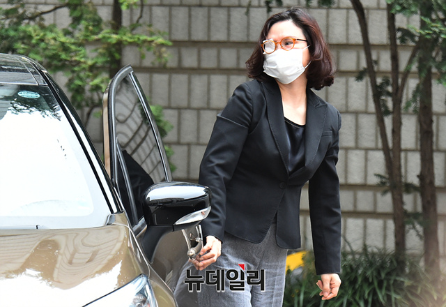 ▲ '사모펀드 및 자녀 입시비리' 등 혐의를 받는 정경심 동양대 교수가 17일 오전 서울 서초구 서울중앙지법에서 열린 자본시장과 금융투자업에 관한 법률위반 등 관련 속행공판에 출석하기 위해 차량에서 내리고 있다. ⓒ이종현 기자