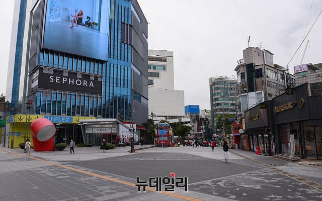 ▲ 사회적 거리두기 2단계가 시행중인 17일 오전 서울 서대문구 신촌거리가 점심시간임에도 불구하고 한산한 모습을 보이고 있다. ⓒ박성원 기자