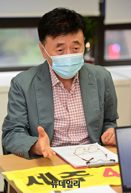 ▲ 이승학 제주4.3사건진실규명 도민연대 사무총장이 16일 그의 사무실에서 본지와 인터뷰하고 있다. ⓒ정상윤 기자