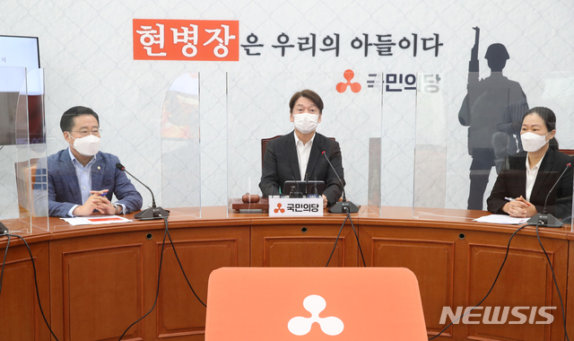 ▲ 국민의당 안철수 대표가 17일 오전 서울 여의도 국회에서 열린 최고위원회의에서 발언하고 있다. 국민의당은 이날  백드롭(뒷배경)을  '현병장(당직사병)은 우리의 아들'이라는 문구로 교체했다.ⓒ뉴시스