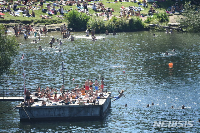 ▲ [스톡홀름=AP/뉴시스] 스톡홀름 멜라렌 호수에서 지난달 8일(현지시각) 스웨덴 시민들이 물놀이를 즐기고 있다. ⓒ뉴시스