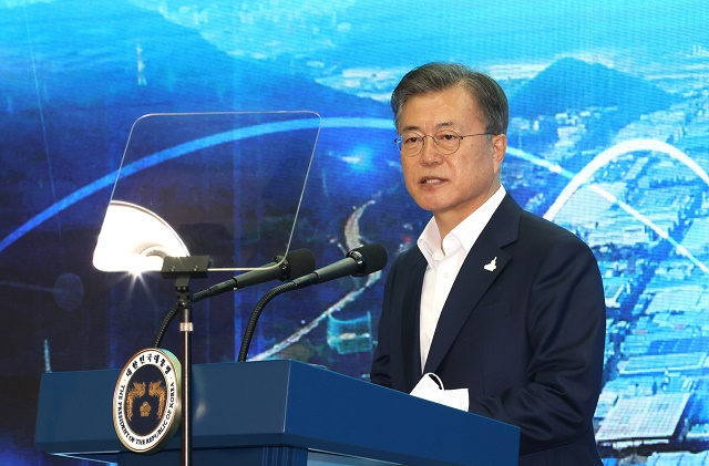 ▲ 문재인 대통령이 17일 오후 한국판 뉴딜 네 번째 현장방문 일환으로 경남 창원시 창원 스마트그린 산업단지 내 태림산업을 방문, 스마트그린산단 보고대회에서 발언하고 있다. ⓒ뉴시스