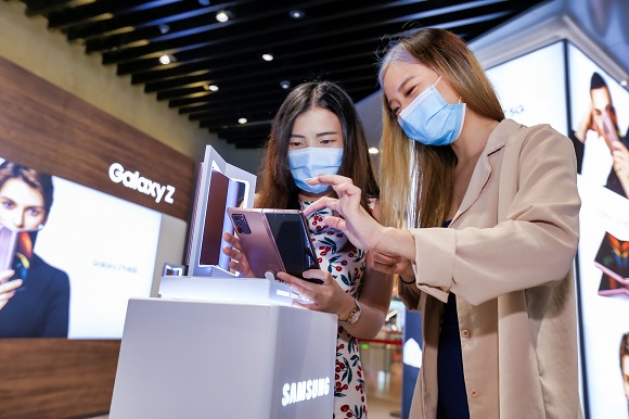 ▲ 싱가포르의 유명 쇼핑센터 비보시티(ViVo City)에 위치한 삼성 익스피리언스 스토어(Samsung Experience Store)에서 현지 소비자들이 '갤럭시 Z 폴드2'를 체험하고 있는 모습.ⓒ삼성전자