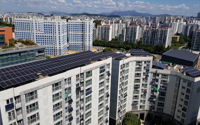 ▲ 서울 양천구 '신정이펜하우스 5단지' 지붕에 설치된 한화큐셀 태양광 모듈. ⓒ한화큐셀