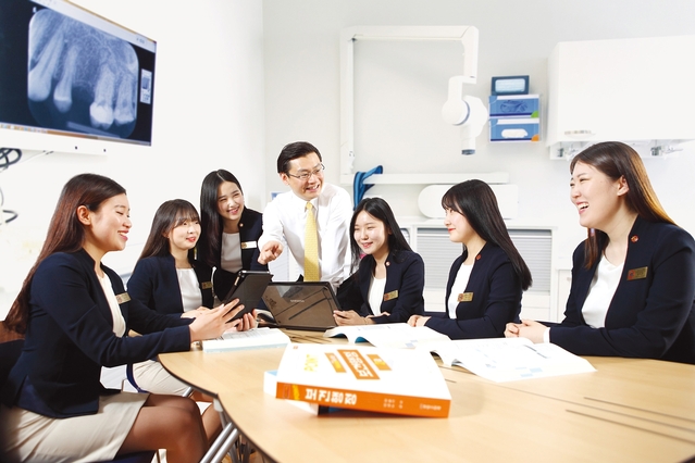 ▲ 영진전문대학교가 2021학년도에 보건의료행정과를 신설한다. 사진은 신설될 보건의료행정과와 관련된 고객관리 실무 교육을 받는 학생들의 모습.ⓒ영진전문대