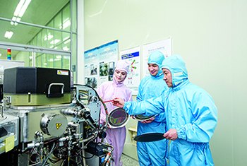 ▲ 사진은 ICT반도체전자계열 학생들이 반도체공정실습을 받는 모습.ⓒ영진전문대