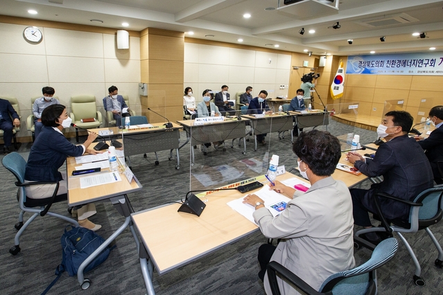 ▲ 경북도의회 의원연구단체 ‘친환경에너지연구회’(대표 김영선 의원, 더불어민주당)는 지난 17일 의회세미나실에서 김현권 농어촌에너지전환포럼 고문을 초청해 ‘기후위기와 미래에너지’라는 주제로 세미나를 개최했다.ⓒ경북도의회