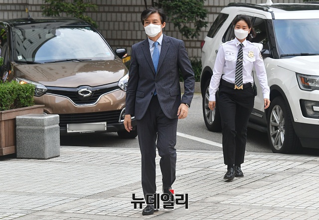 ▲ 조국 전 법무부 장관이 11일 오전 서울 서초구 서울중앙지법에서 열린 공판에 출석하며 취재진의 질문에 답하고 있다. ⓒ권창회 기자