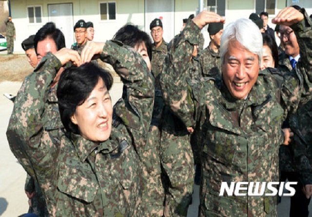 ▲ 추미애 당시 더불어민주당 대표가 2017년 1월3일 오전 경기 파주시 천호대대를 방문해 훈련중이 장병들에게 머리 위로 하트를 그려 격려하고 있다.ⓒ뉴시스