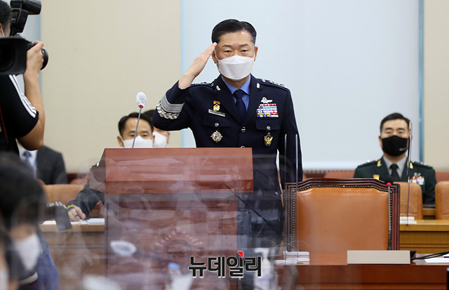 ▲ 원인철 합동참모의장 후보자가 18일 오전 국회에서 열린 국방위원회 전체회의에서 선서를 하고 있다.ⓒ박성원 기자