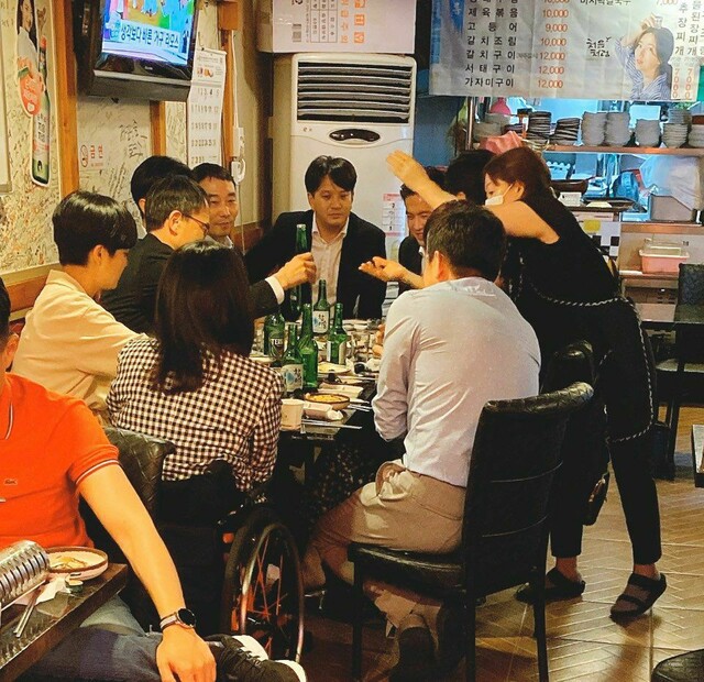 ▲ 민주당·정의당 의원들이 지난 17일 밤 국회의사당 인근 식당에서 술자리를 가지는 모습이 포착됐다.ⓒ독자