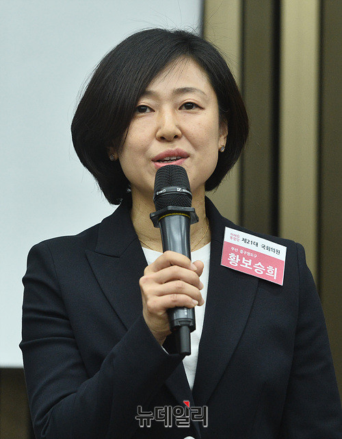 ▲ 황보승희 국민의힘 국회의원이 18일 서울 여의도 국회에서 열린 예산결산특별위원회 종합질의에서 