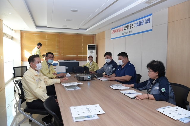 ▲ 최기문 영천시장은 지난 18일 관내 기업들의 현장을 찾아가는 ‘기업현장 애로 현장공감 타임’ 프로젝트에 참석해 현장의 생생한 목소리를 청취했다. 사진은 (주)백산산업 방문 장면.ⓒ영천시