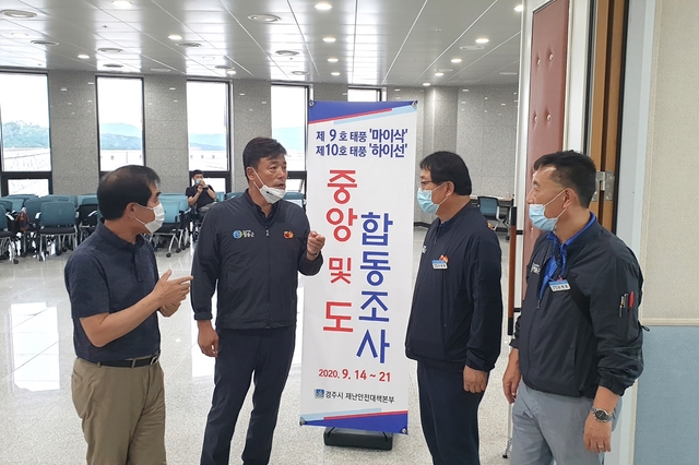 ▲ 윤경희 청송군수(왼쪽 두번째)는 지난 17일 시장‧군수중 유일하게 경주에 있는 중앙‧도 재난피해합동조사단을 절박한 심정으로 급히 찾았다.ⓒ청송군