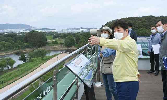 ▲ 권영진 대구시장이 22일 재개장을 앞둔 달성습지 생태학습관을 둘러보는 장면.ⓒ대구시