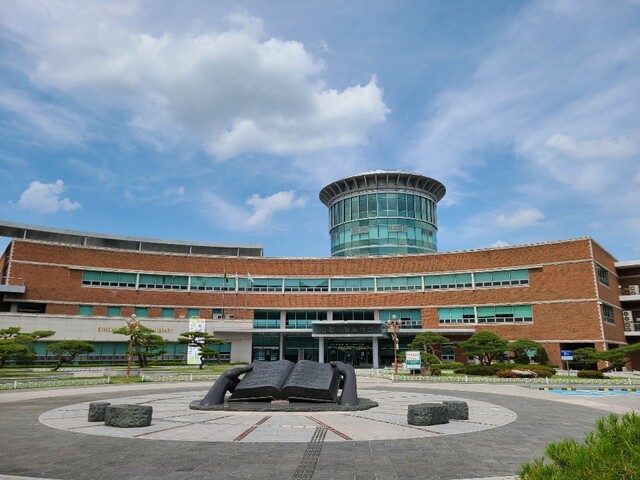 ▲ 김천시(시장 김충섭)에서는 사회적 거리두기 2단계 전국 확산 방지를 위해 임시 휴관했던 시립도서관 본관 및 작은도서관 10개소를 오는 9월 22일부터 부분 개관한다.ⓒ김천시