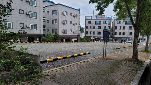 ▲ 경산시는 주택가 주변의 공한지(사유지)를 임시 무료주차장으로을 조성해 도심지의 심각한 주차난 해소에 나선다.ⓒ경산시