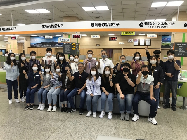 ▲ 김천시청 열린민원과 민원공무원이 엄숙하고 권위적인 정장을 벗고 자유로운 소통 분위기 조성을 위해 매주 금요일 마다 청바지를 입고 출근한다.ⓒ김천시청