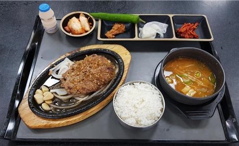 ▲ 중앙고속도로 충북 단양휴게소(부산방향)에서 1만 2000원에 판매하고 있는 단양마늘 수제떡갈비, 단양마늘수제떡갈비는 2019 EX-FOOD 2차평가 5대 메뉴로 선정됐다.ⓒ한국도로공사 충북본부