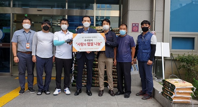 ▲ 청주 하나병원 이성주 원무이사가 660만원 상당의 햅쌀을 어려운 소외가정에 전달하기에 앞서 사진 촬영을 하고 있다.ⓒ하나병원