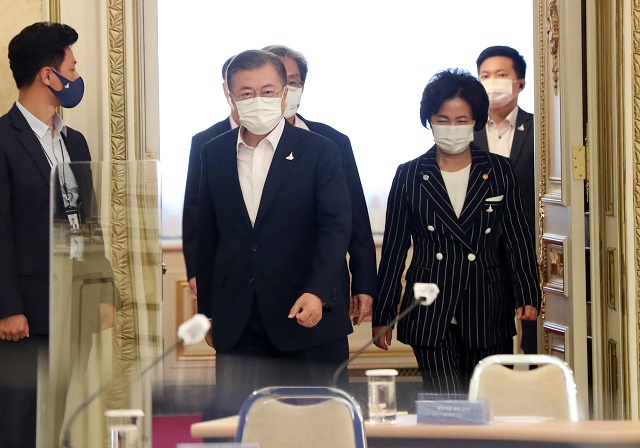 ▲ 문재인 대통령이 21일 오후 청와대 영빈관에서 열린 제2차 국정원·검찰·경찰 개혁 전략회의에 추미애 법무부 장관과 함께 참석하고 있다. ⓒ뉴시스