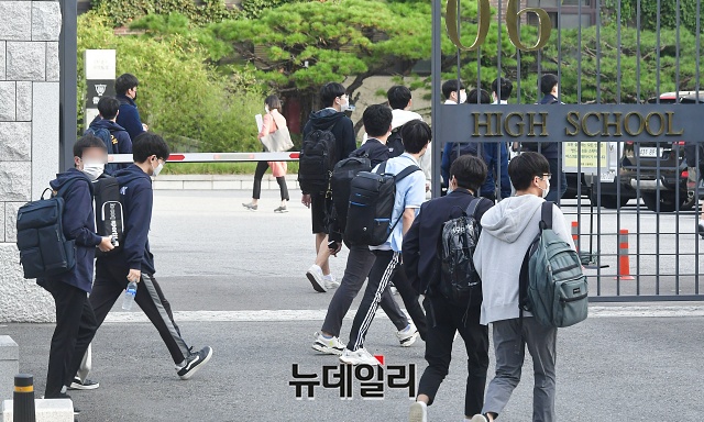 ▲ 수도권 유치원·초·중·고등학교 등교수업이 재개된 21일 오전 서울시내 한 고등학교에서 학생들이 등교하고 있다. ⓒ권창회 기자
