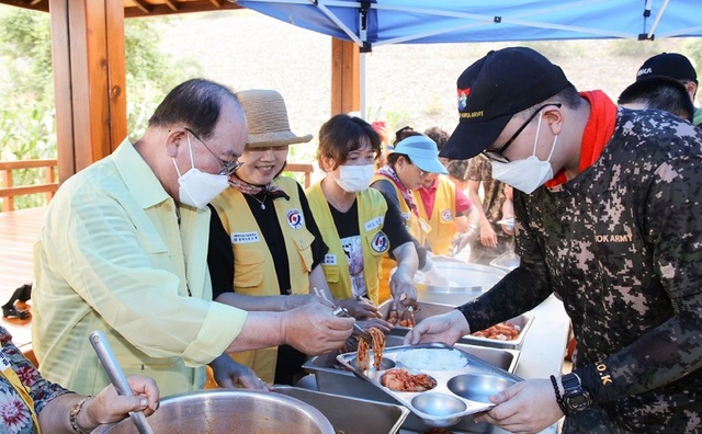 ▲ 수해 복구에 구슬땀을 흘리는 장병들에게 배식하는 류한우 단양군수.(자료사진)ⓒ단양군