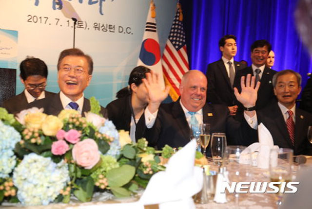 ▲ 2017년 7월 워싱턴 D.C.에서 열린 동포간담회에서 래리 호건 주지사의 환영사를 듣고 파안대소하는 문재인 대통령. 호건 주지사의 별명은 '나주의 사위'로 알려져 있다. ⓒ뉴시스. 무단전재 및 재배포 금지.