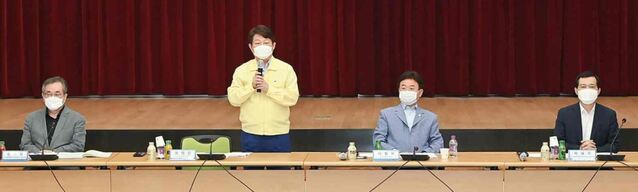 ▲ 권영진 대구시장(왼쪽 두번째)은 인사말에서 “대구와 경북이 분리된 지 내년이면 40년이 되는데 이대로 가면 대구경북이 생존할지, 번영이 보장될까 두려움과 회의가 많다. 이에 대한 대답이 통합의 첫 시작”이라고 주장했다.ⓒ대구시