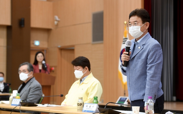 ▲ 이철우 지사(오른쪽)는 인사말에서 “최근 코로나19와 대구경북통합공항으로 행정통합 논의가 많이 지체됐다”며 “시간이 없다. 행정통합은 대구경북이 살아남기 위한 발버둥이다. 이대로 가면 죽는다”며 조속한 통합을 위해 나서야 한다고 주장했다.ⓒ경북도