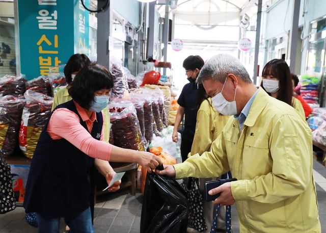 ▲ 영양군은 민족대명절 한가위를 맞아 코로나19로 침체된 시장경제 회복을 위해 전통시장 특별방역과 함께 코로나19 예방수칙과 사회적거리두기를 준수하는 ‘코로나19 안심’전통시장 장보기를 추진한다.ⓒ영양군